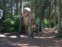 De 6 Glemte Kæmper er kunstner Thomas Dambos seks kæmper skabt af genbrugstræ. De står spredt rundt ved skov, sø og bakketop i Hvidovre og indbyder til "kæmpe-jagt" med børnene (Foto: VisitVestegnen)
