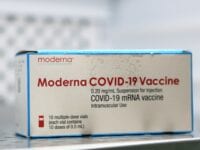 Der vaccineres videre med Pfizer og Moderna