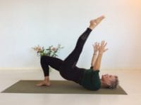 Prøv online Hatha Yoga time på stuegulvet