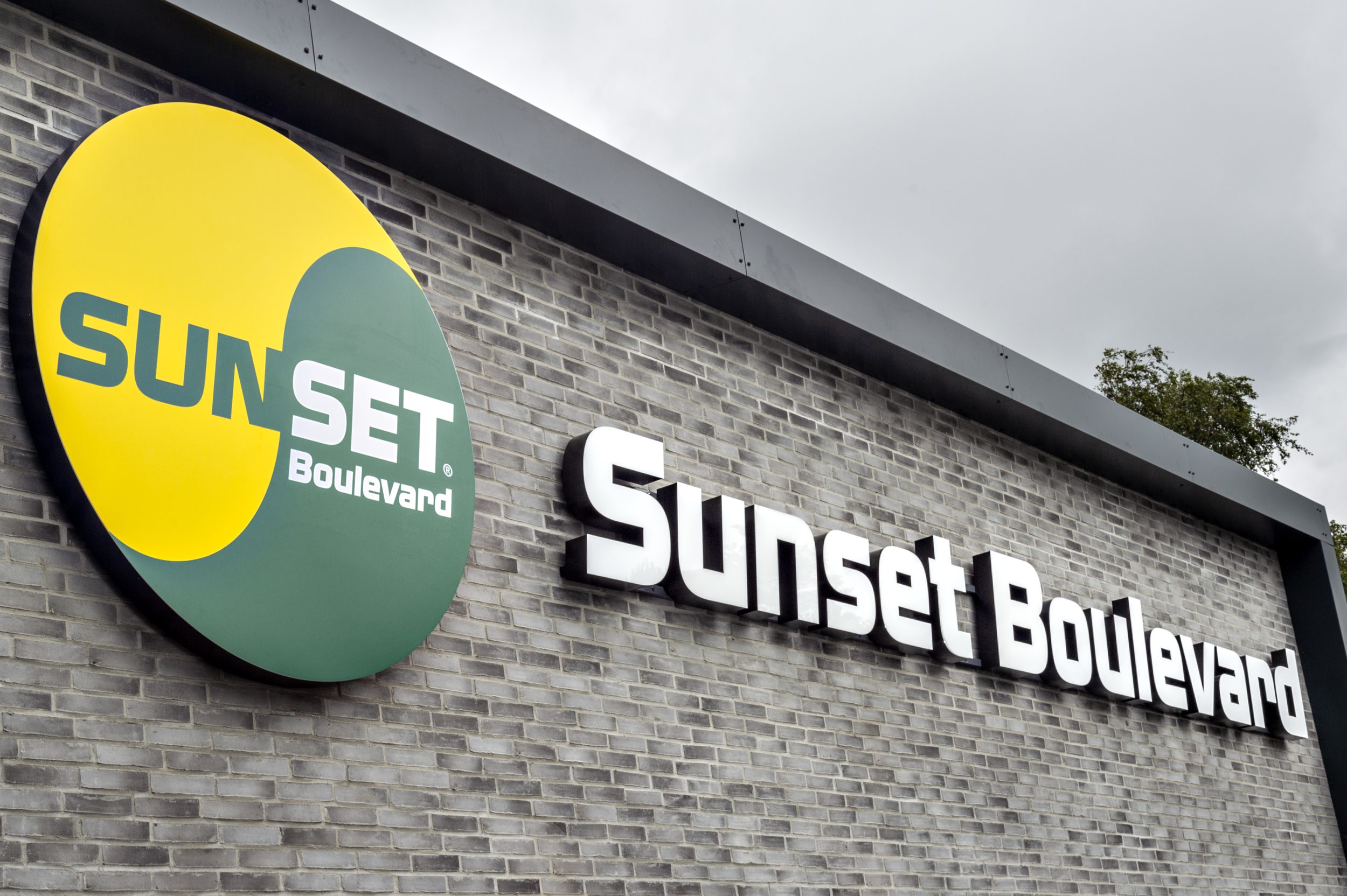 Sunset Boulevard er en danskejet fastfood-kæde med 44 restauranter i Danmark, en på Færøerne og en i USA. Åbning af den 44. restaturant i Odense, Odense, torsdag den 4. juli 2019.