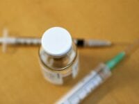 Vaccination med COVID-19 vaccinen fra AstraZeneca sættes på pause indtil videre