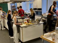 Eleverne i tre klasser tilbereder måltider til et lokalt herberg af overskudsmad fra FødevareBanken.
Pressefoto Frederiksbergfonden