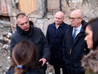 Regionsrådsformand Lars Gaardhøj (i midten) er forfærdet over forholdene i Ukraine - og stolt af, at Region Hovedstaden kan hjælpe sundhedsvæsenet. Pressefoto Region Hovedstaden
