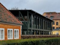 Ejendommens placering med fredede historiske bygninger som naboer på yderst begrænset plads har stillet store krav både byggeteknisk og myndighedsmæssigt. Foto: Claus Pryds