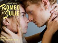Sæson 25/26 åbner med Romeo & Julie af den polske stjerneinstruktør Ewelina Marciniak med et ungt hold på scenen. På billedet: Safina Coster-Waldau og Casper Kjær Jensen. Foto: Petra Kleis